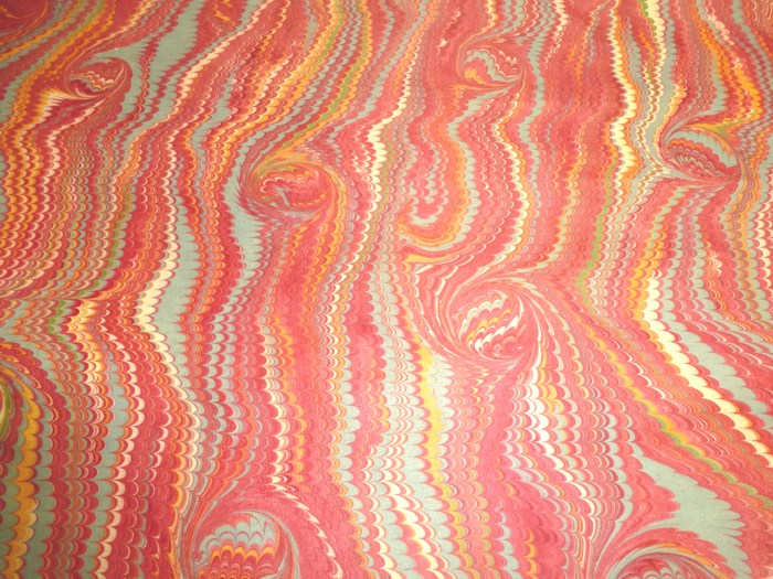 fertiges Marmorpapier mit Karmin